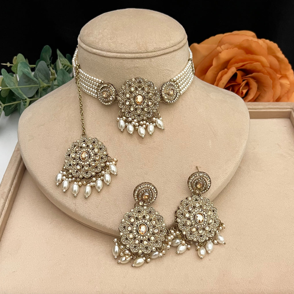 Pearl choker with brown polki stones and white pearls.