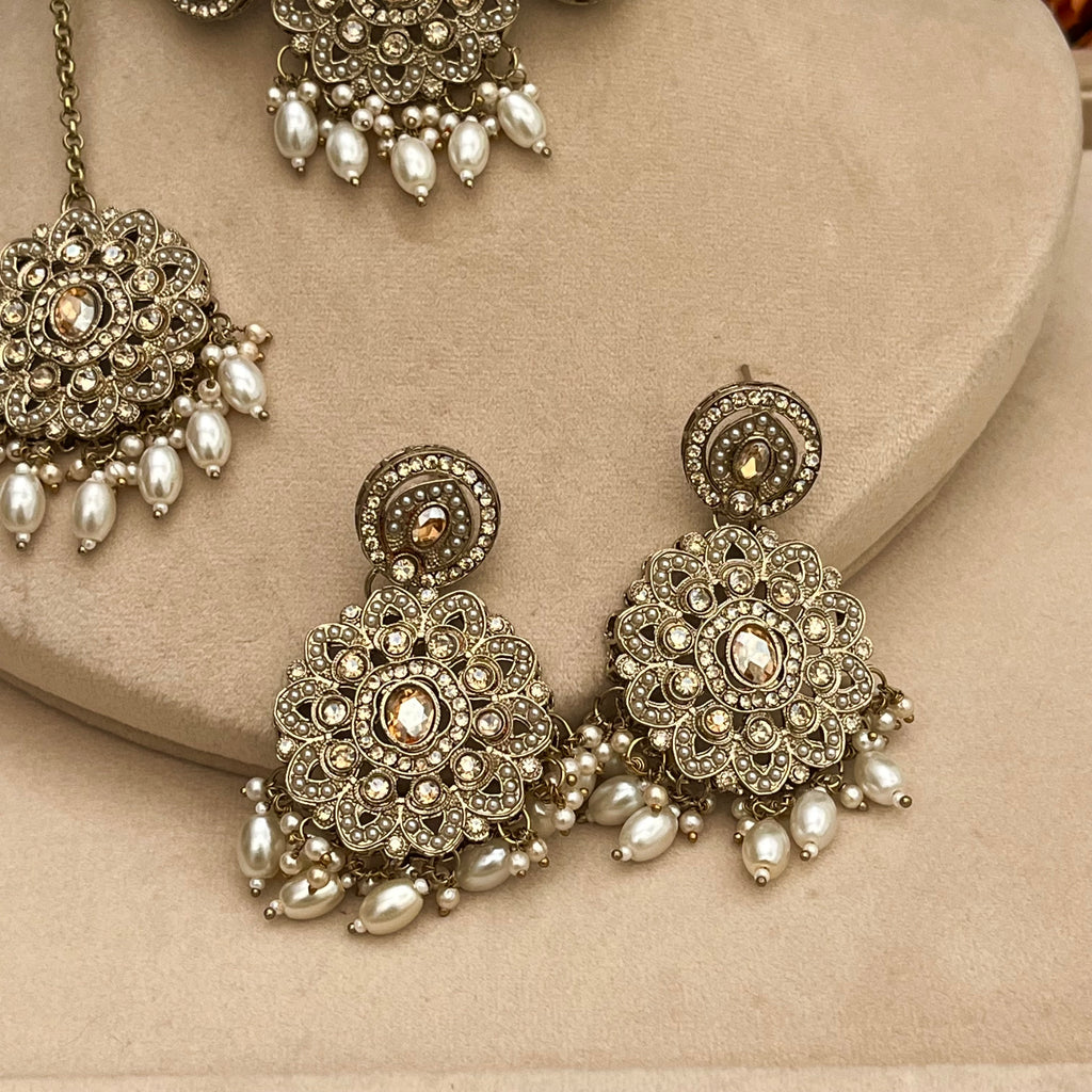 Pearl choker with brown polki stones and white pearls.