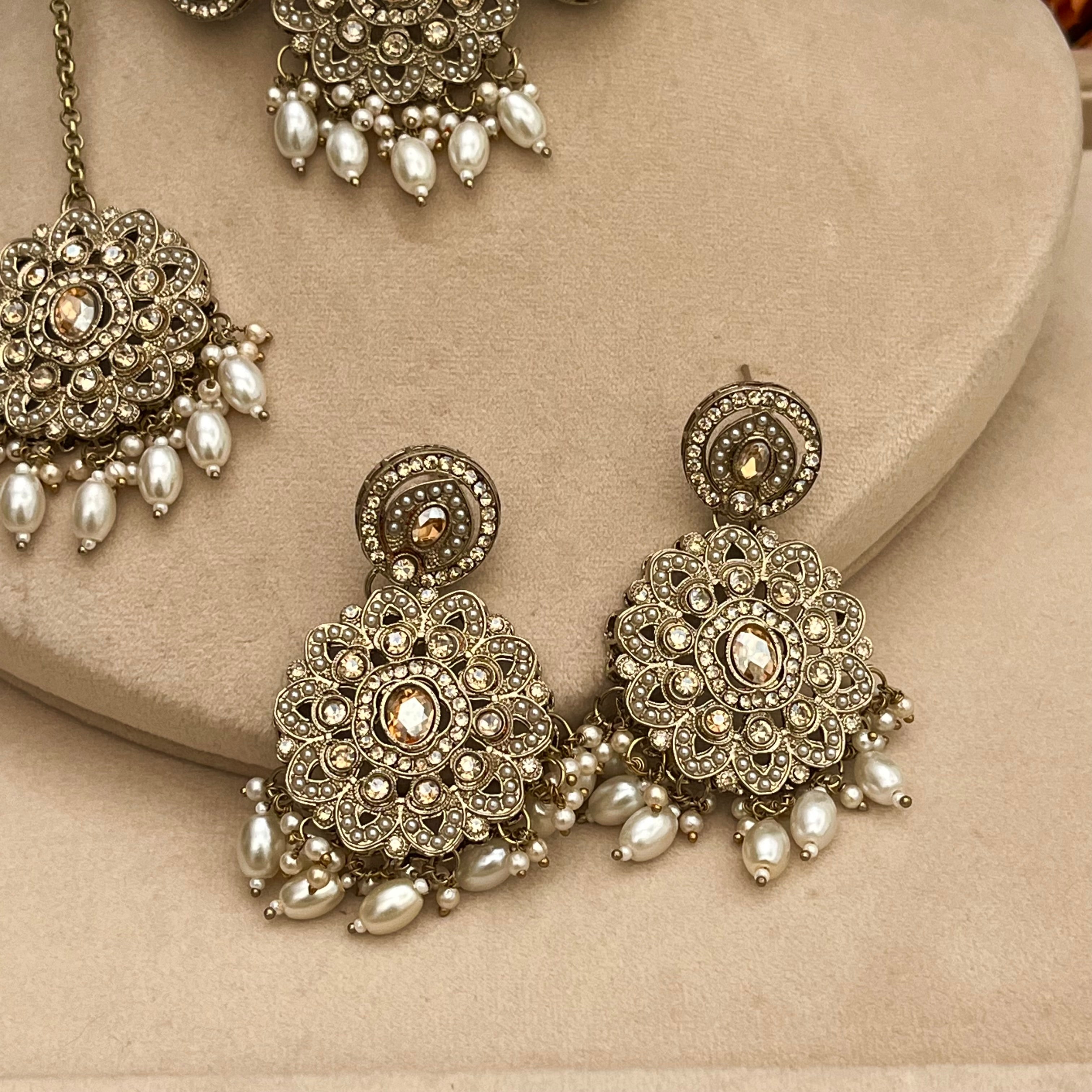 Pearl choker with brown polki stones and white pearls.