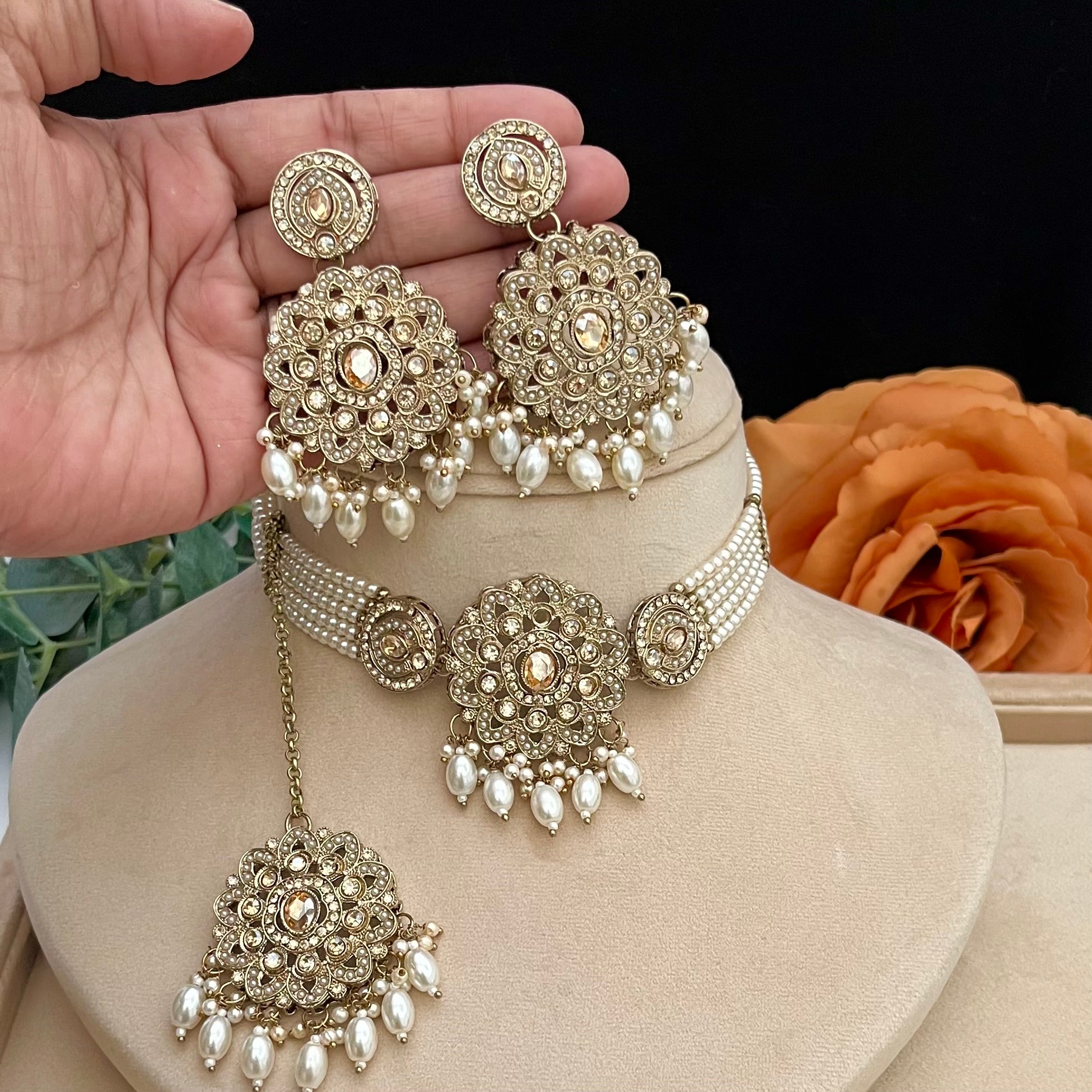 Pearl choker with brown polki stones and white pearls.