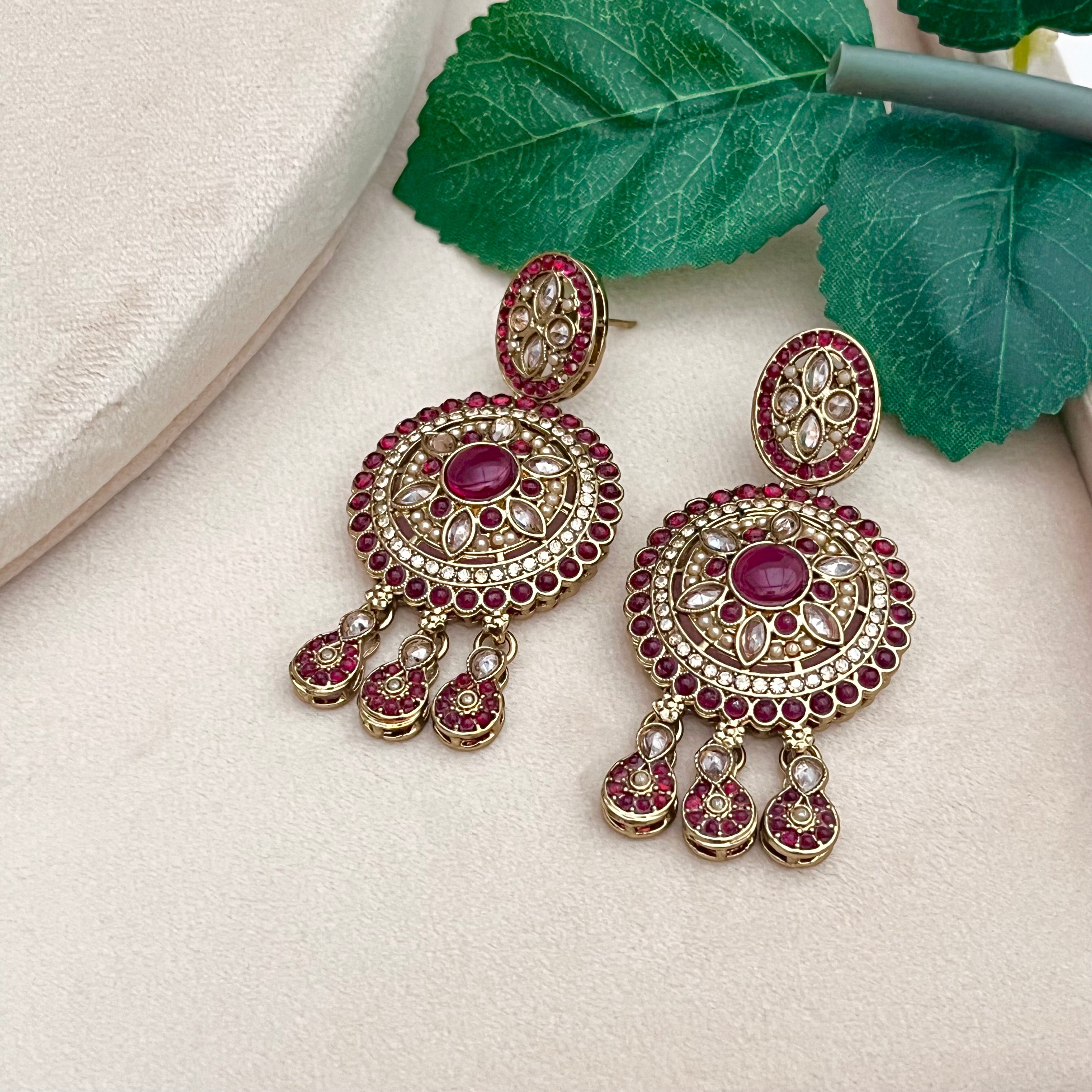 White pearl choker with tikka and earrings, gold with pink stones