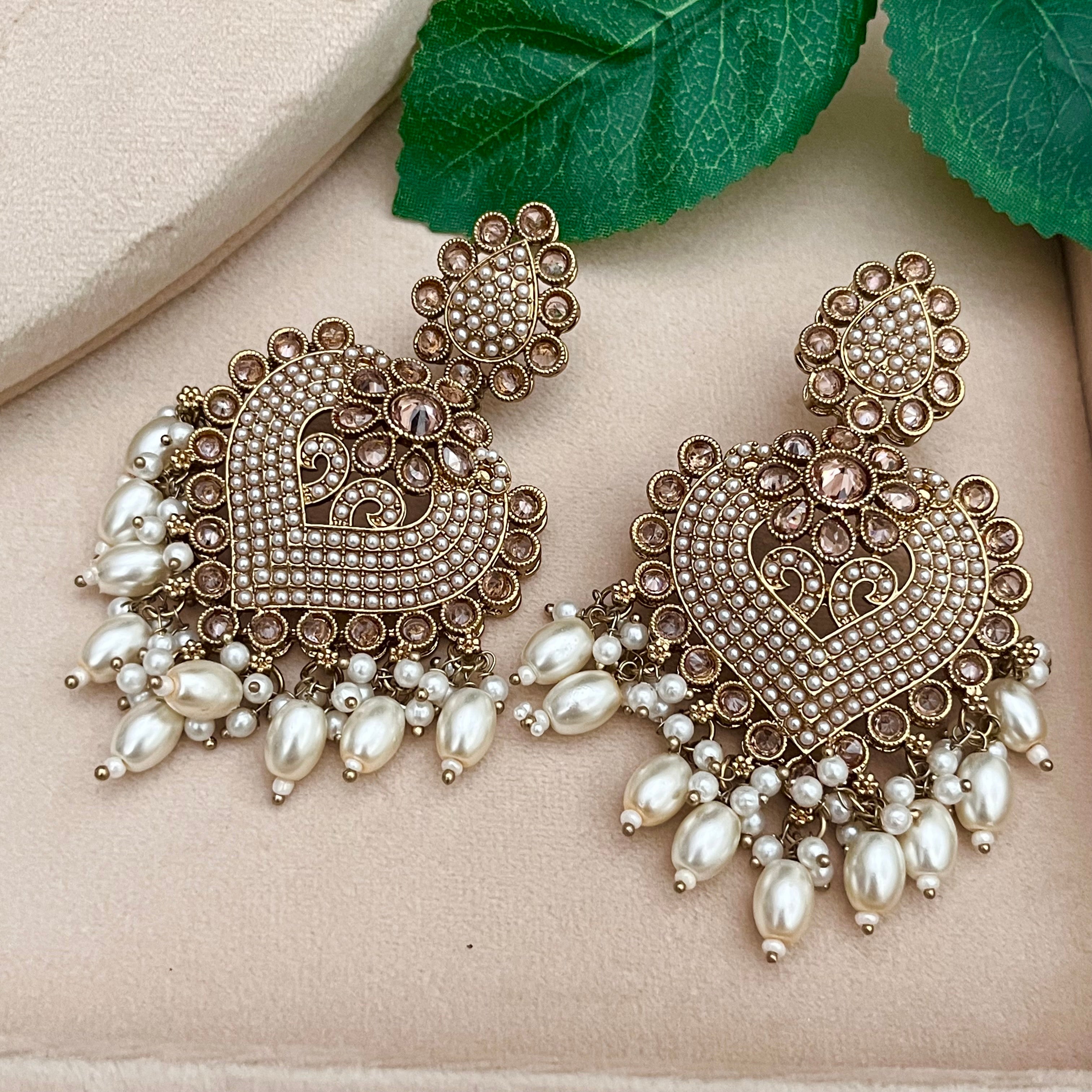 Beaded White pearl choker with Polki stones and pearls.