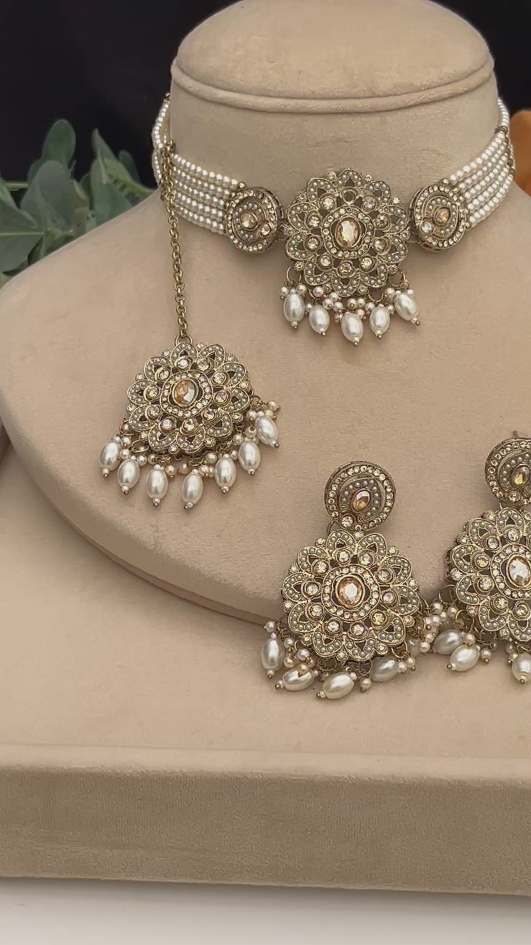 Pearl choker with brown polki stones and white pearls.